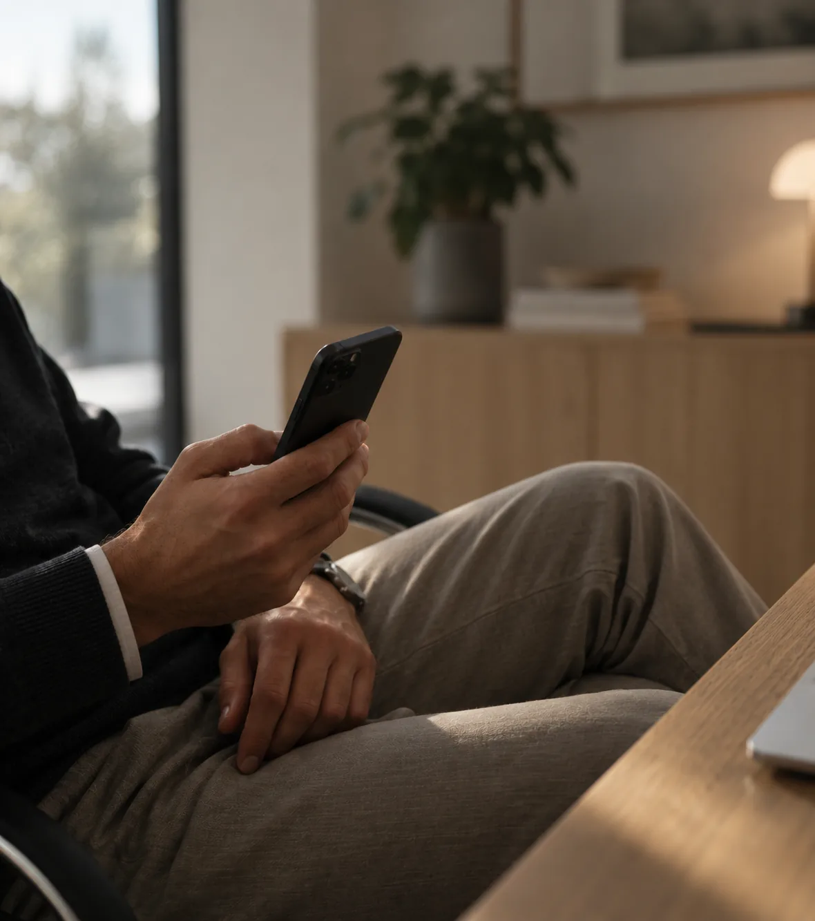 Person som använder en mobiltelefon i en ljus interiör